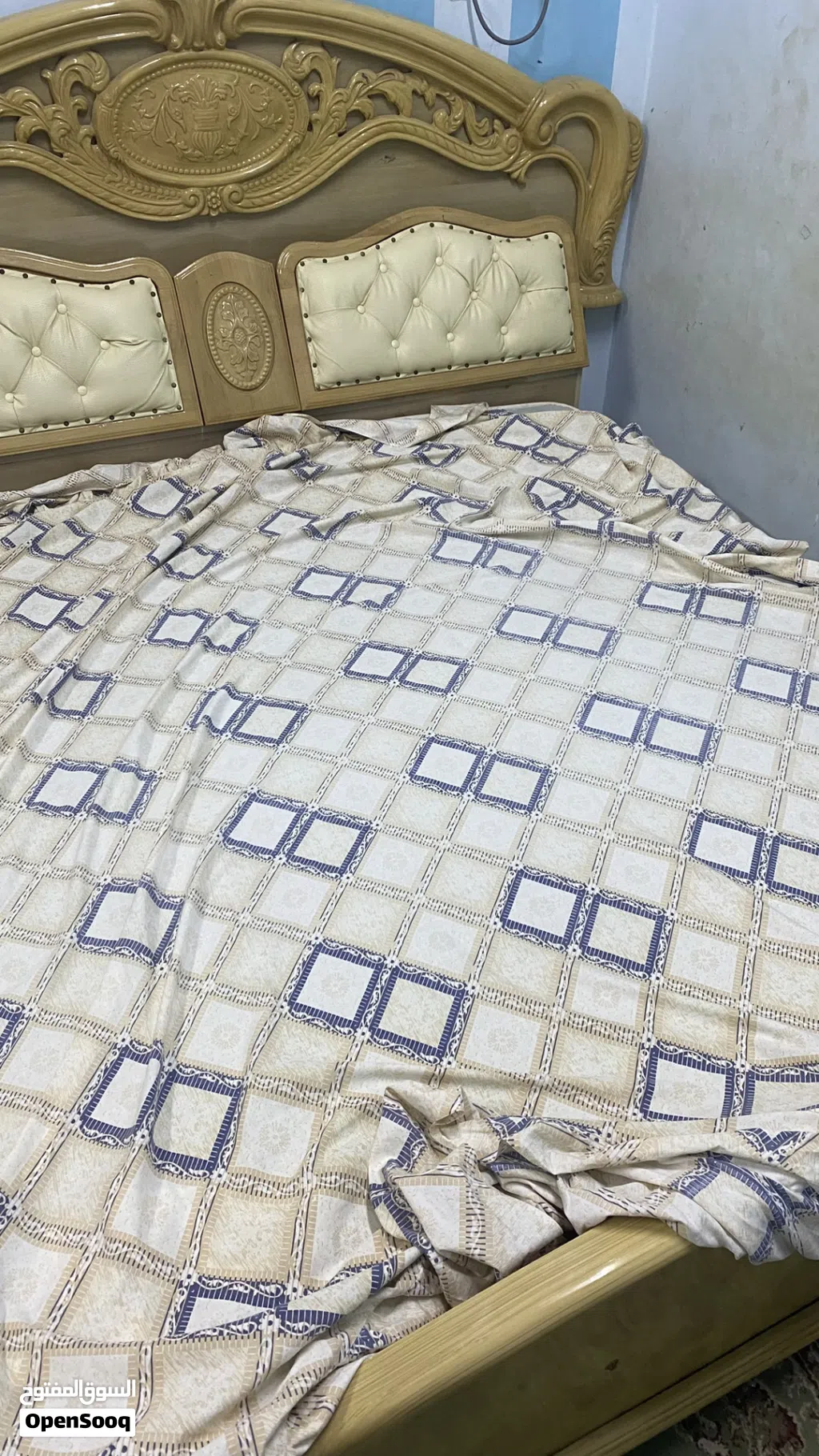 سرير كبير للبيع