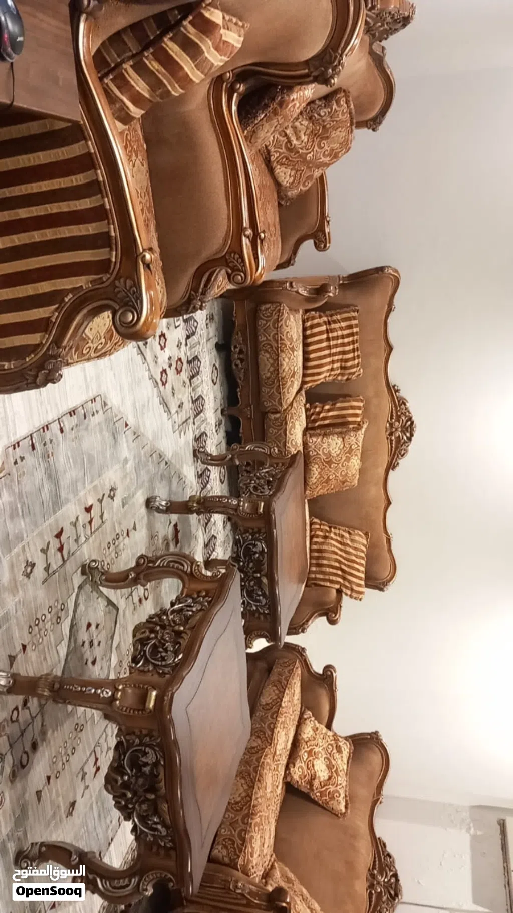 طقم كنب كلاسيكي فاخر مع سجادة بحالة ممتازة
