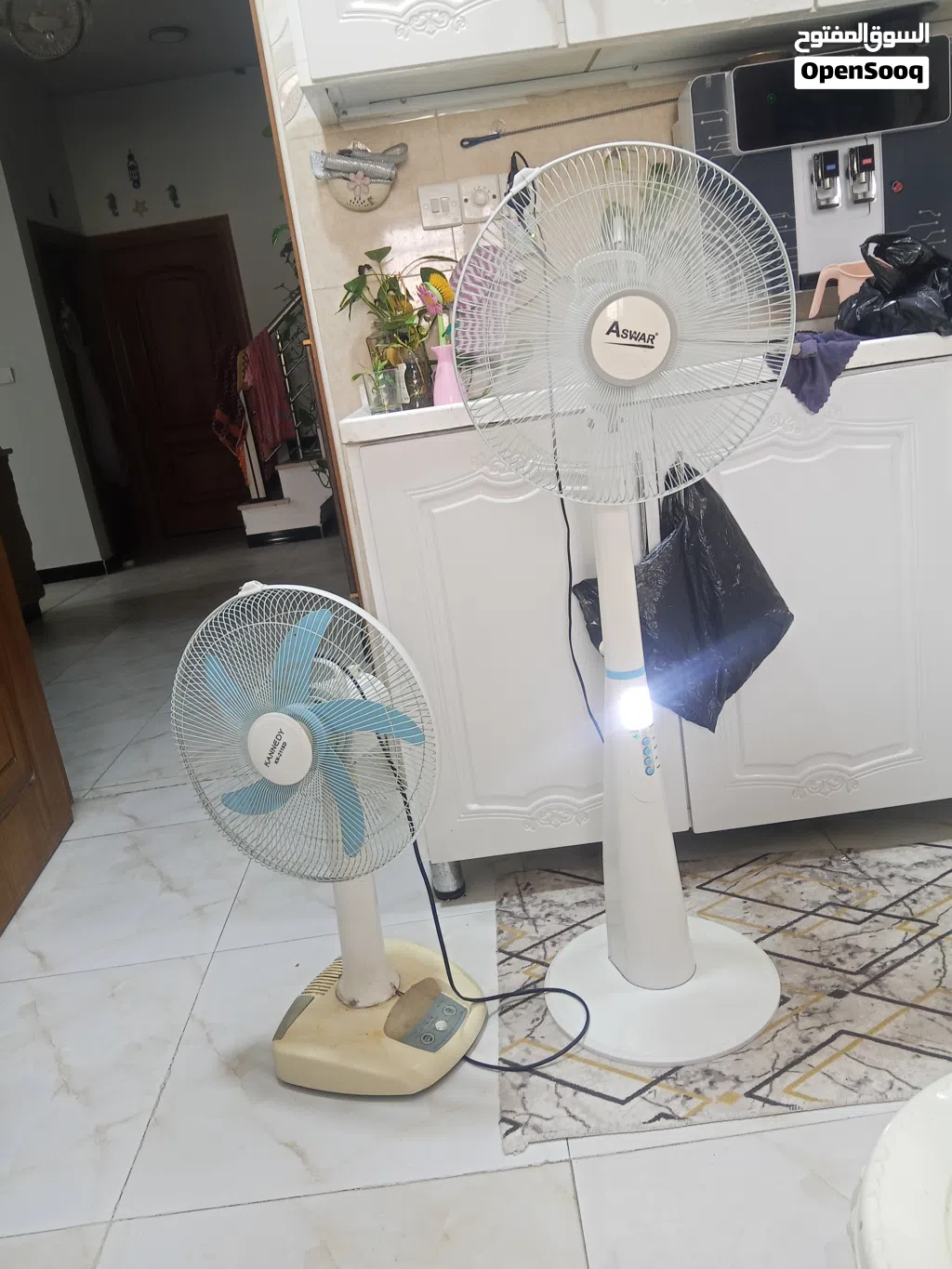 مروحتين شحن نظيفات واحدة منضدية والثانية عملية يراد لهن بطاريات شحن تبديل.