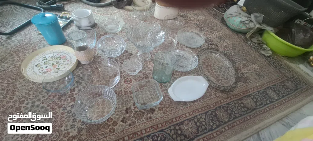 أواني زجاجية اجنبية واغراض اخرى من النوع الثقيل والفخم