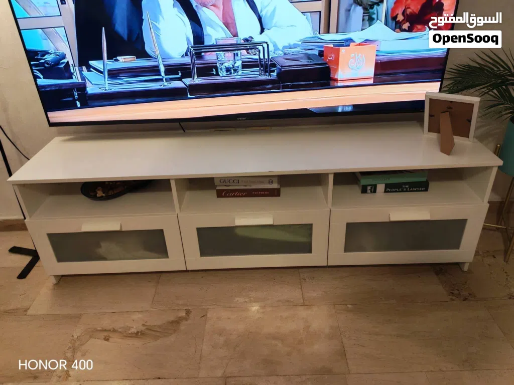 طاولة تلفاز من إيكيا بحالة ممتازة للبيع