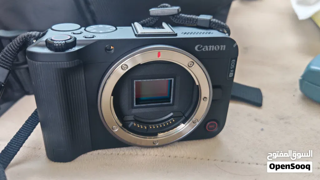 Cameta Canon r50v like new without lens. Price 200 كامرة كانون شبه جديده استعمال شهر واحد بدون عدسة