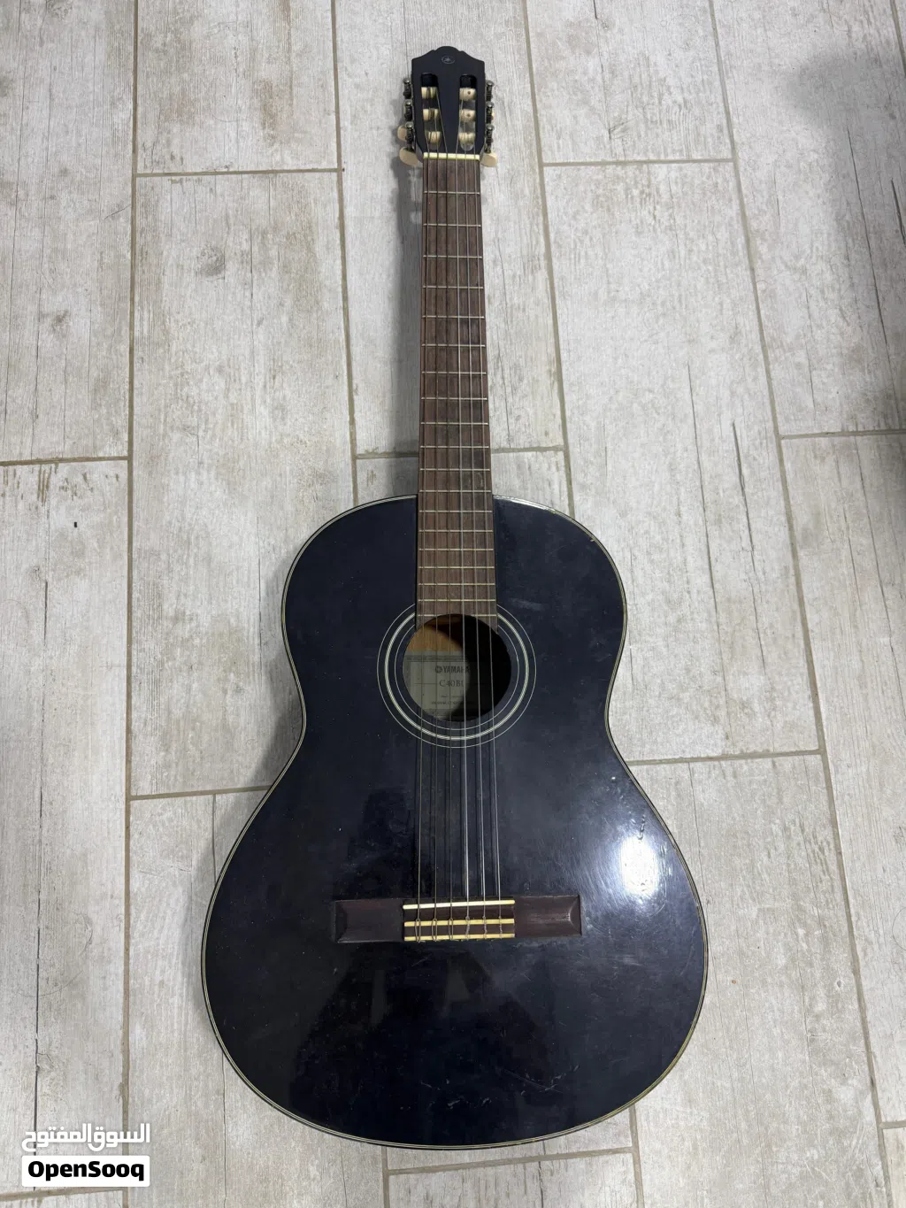 guitar with a bag - قيتار مع الشنطة للبيع