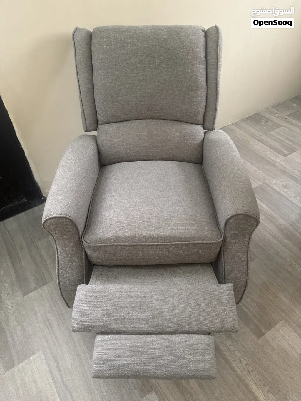 Recliner Sofa Chair – Comfortable & Well Maintained