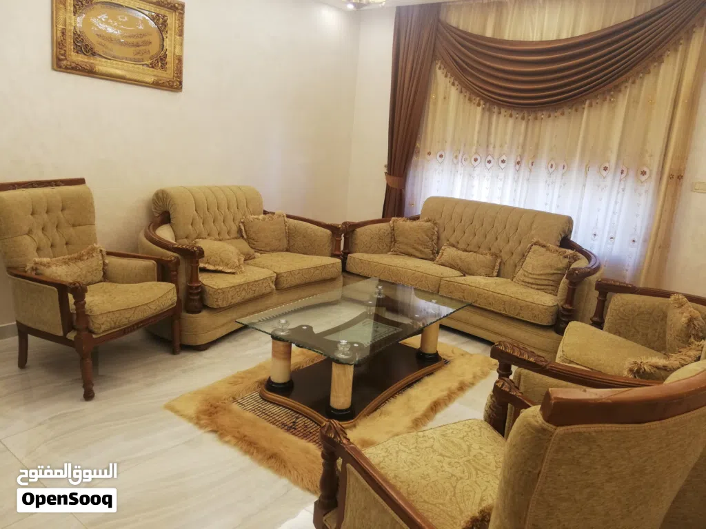 للبيع طقم كنبايات كامل مع الإكسسوارات – حالة ممتازة