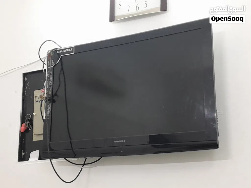 للبيع تلفزيون لاكن مافيه ريموت للشاشه مستعمل و نظيف