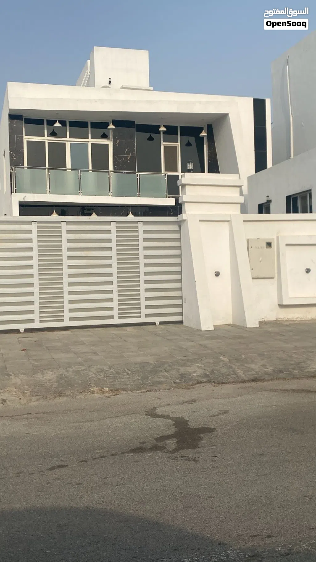 فيلا مؤجرة في العامرات الخامسة على 2 4 غرف نوم وصالة ومجلس و6 حمامات مساحة الارض 405 متر مساحة البن