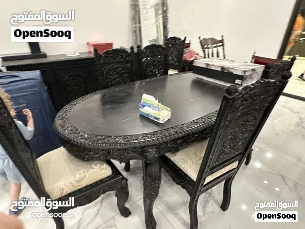 طقم كنب للجلوس مع طقم سفرة جلوس