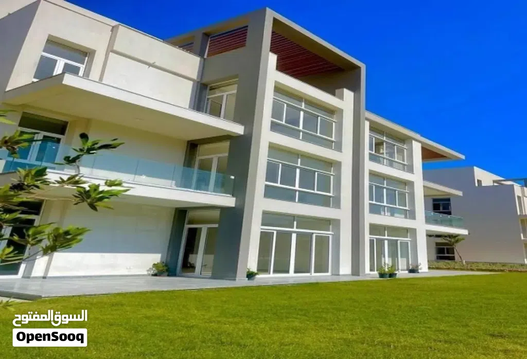 شقة بإطلالة مباشرة على اللاجون والبحر مقدم 5% وتقسيط 12 سنة