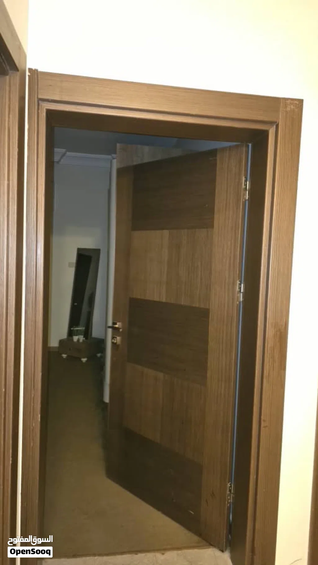 أبواب داخلية للبيع نظيفة