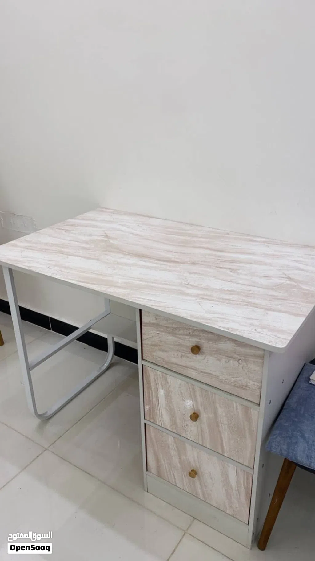 ميز دراسه جديد جدا مع ثلاث جرارات