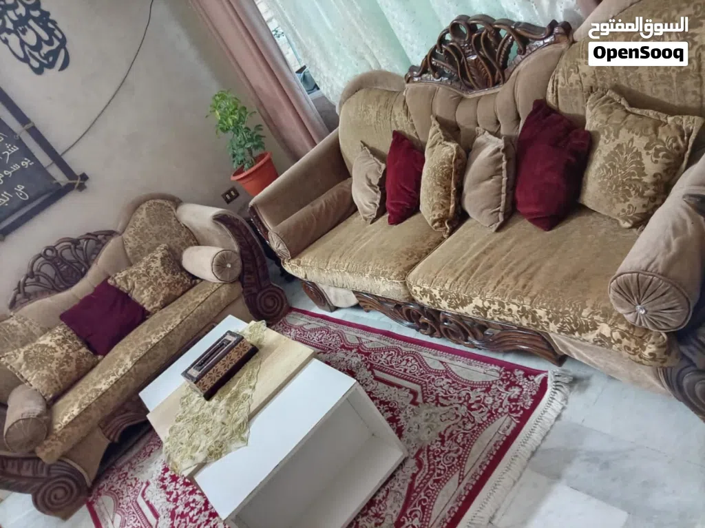 كنب بحالة ممتازة بسعر مغري