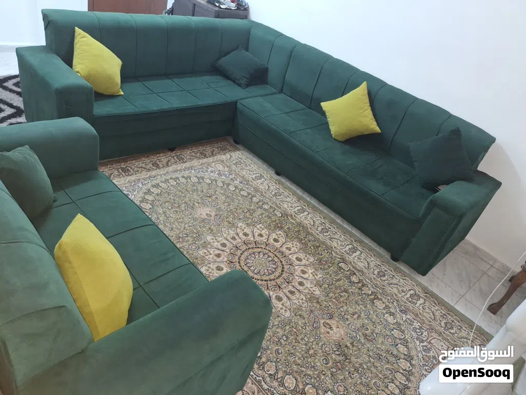 كنب كورنر للبيع مع سجادة صيدا وطاولات خشب زان 3صغار و وحدة كبيرة