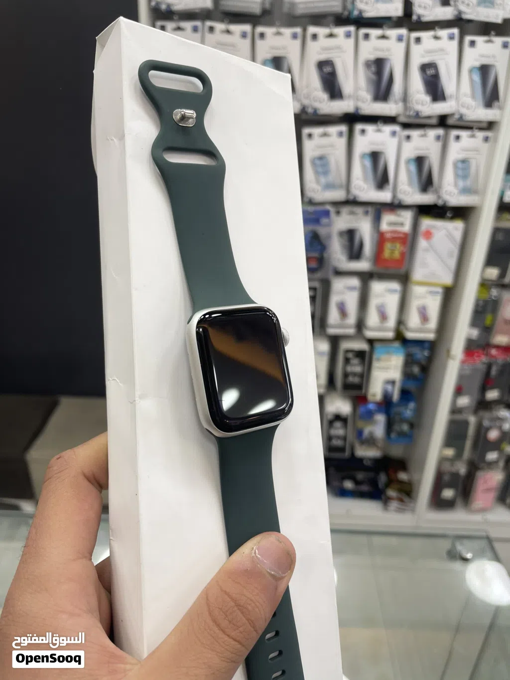 Apple watch se 44mm مع كامل اغراضها والكرتونه وكاله شبه جديد بطاريه 100