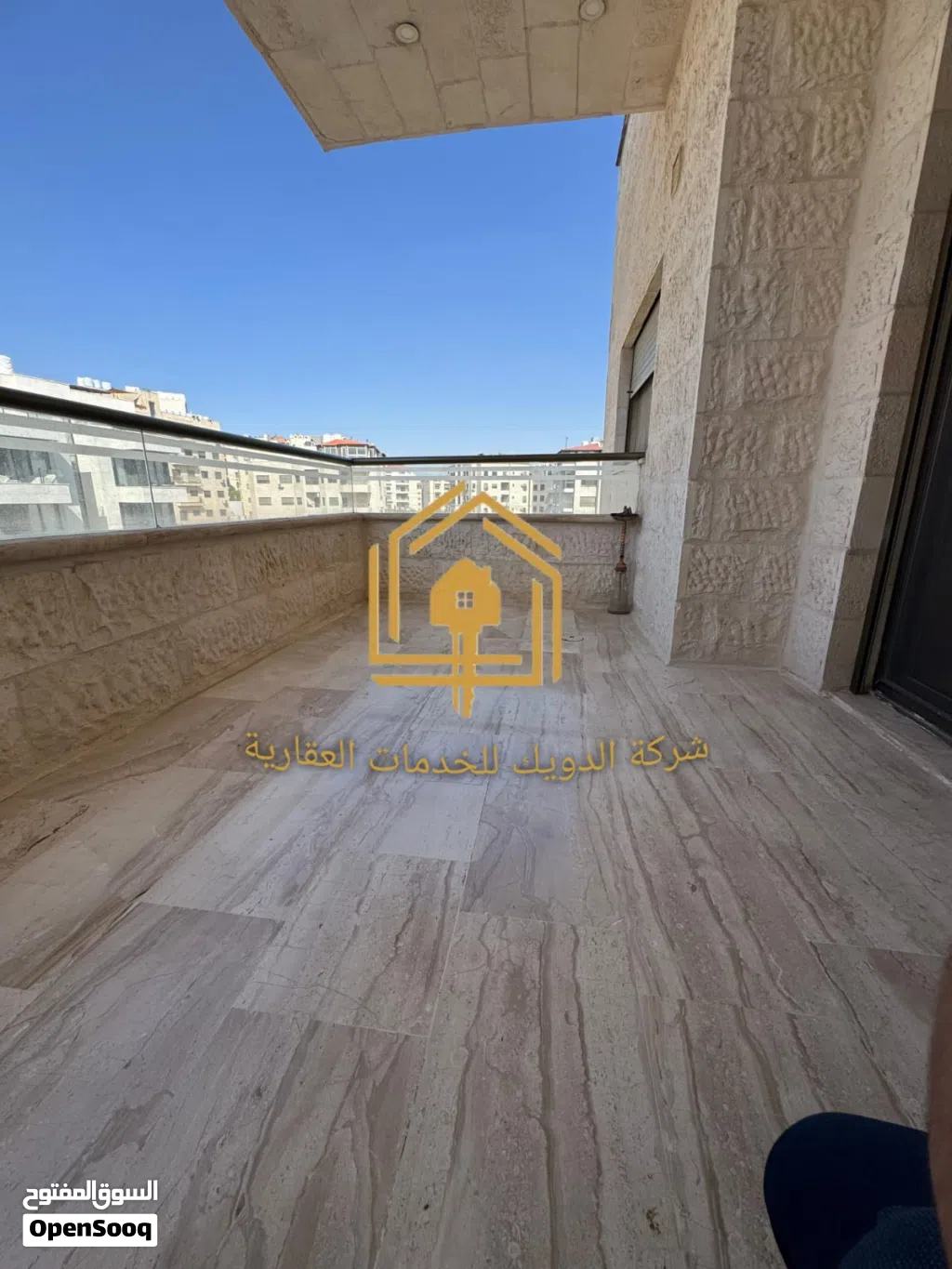شقة * مع روف منفصل * 4نوم * ترس واسع * موقع مميز * دير غبار