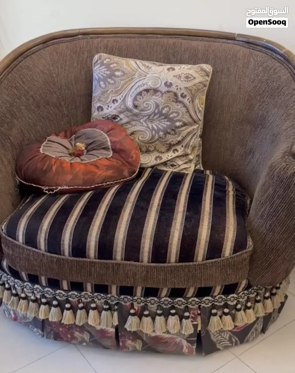 طقم كنب مع مقعدين
