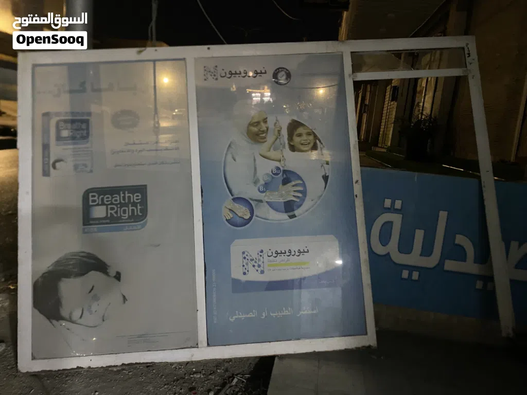 واجهة محل حديد ثقيل وزجاج