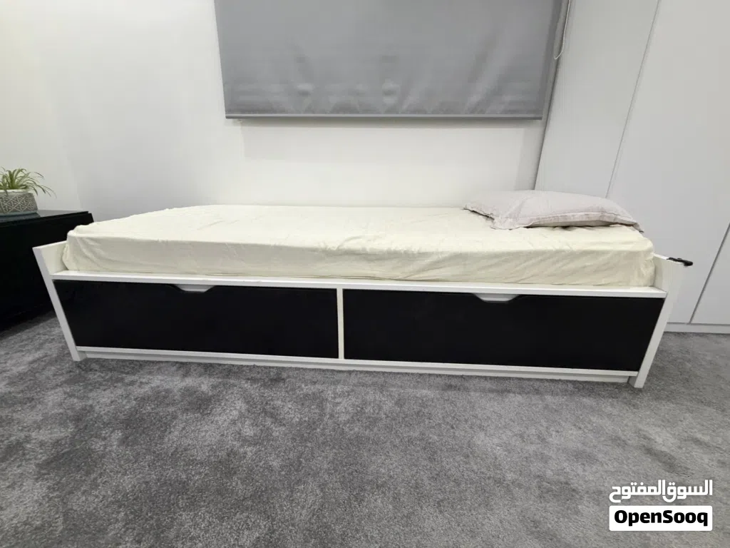 تخت ممتاز من ايكيا ikea متوفر اثنين منه(مع الفرشه)
