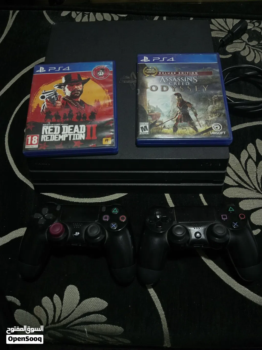 مستعمل PS4 Pro مع يدتين اصليات وسيدين