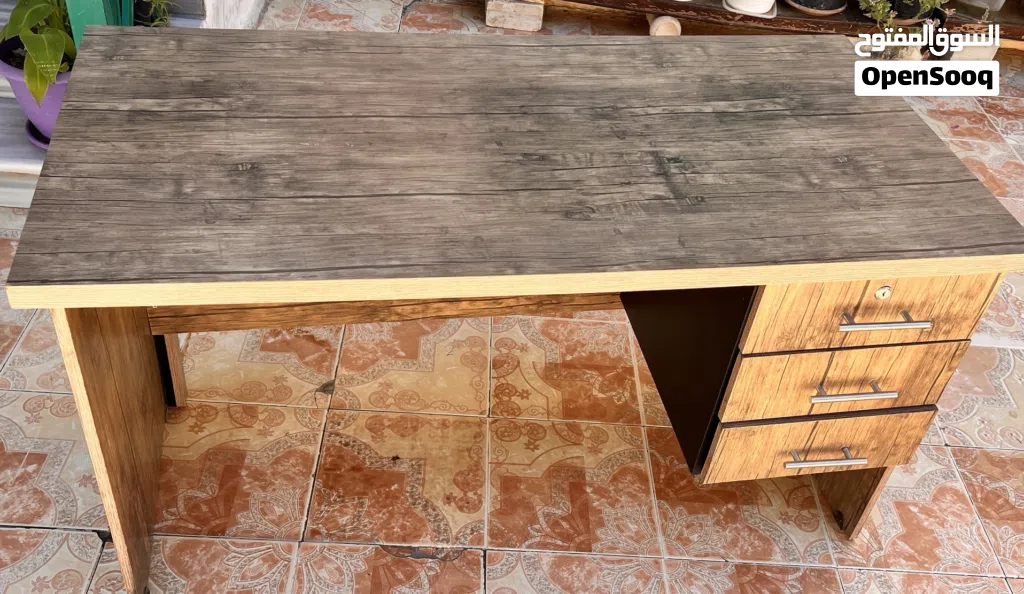 طاولة مكتب للبيع+ لوح زجاج سكريت سميك وثقيل 160*53 ب 10 دنانيرللبيع