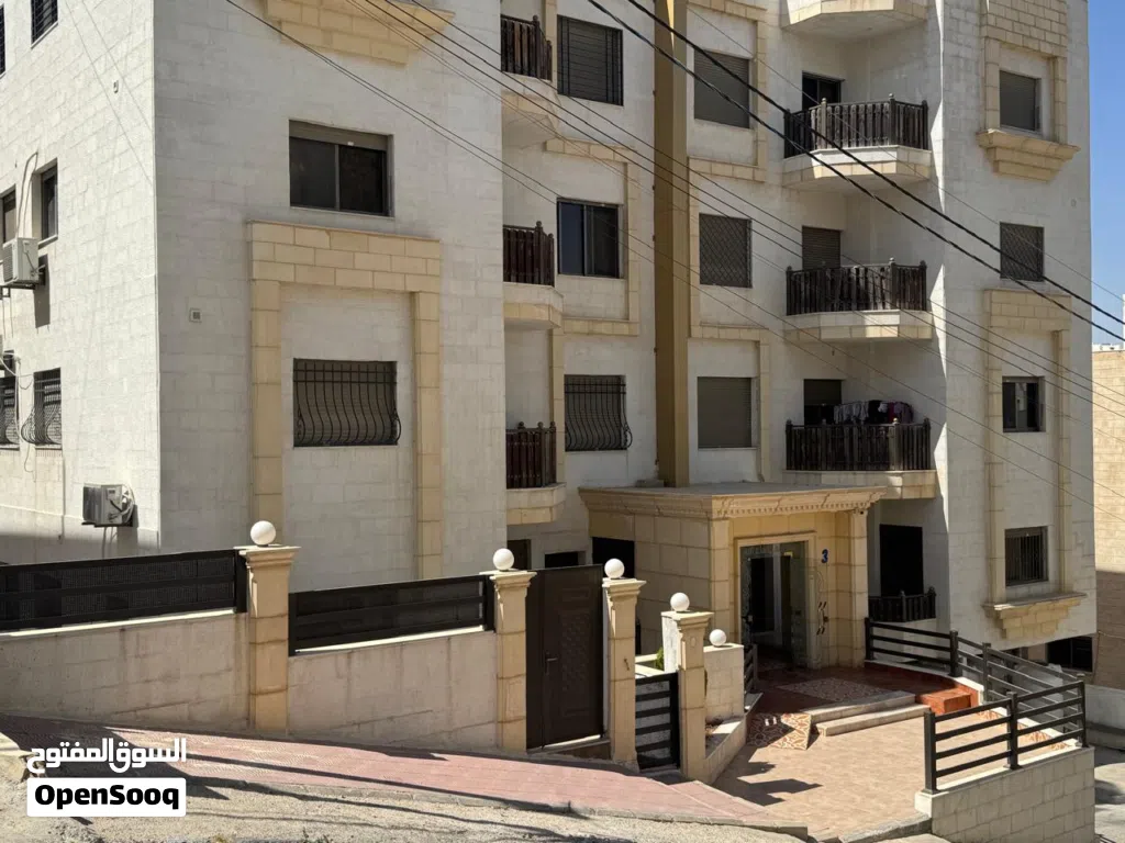 عرض على اخر شقه للبيع بسعر مميز طابق أرضي معلق في ضاحيه الرشيد خلف إسكان اميمه مساحه 150 م