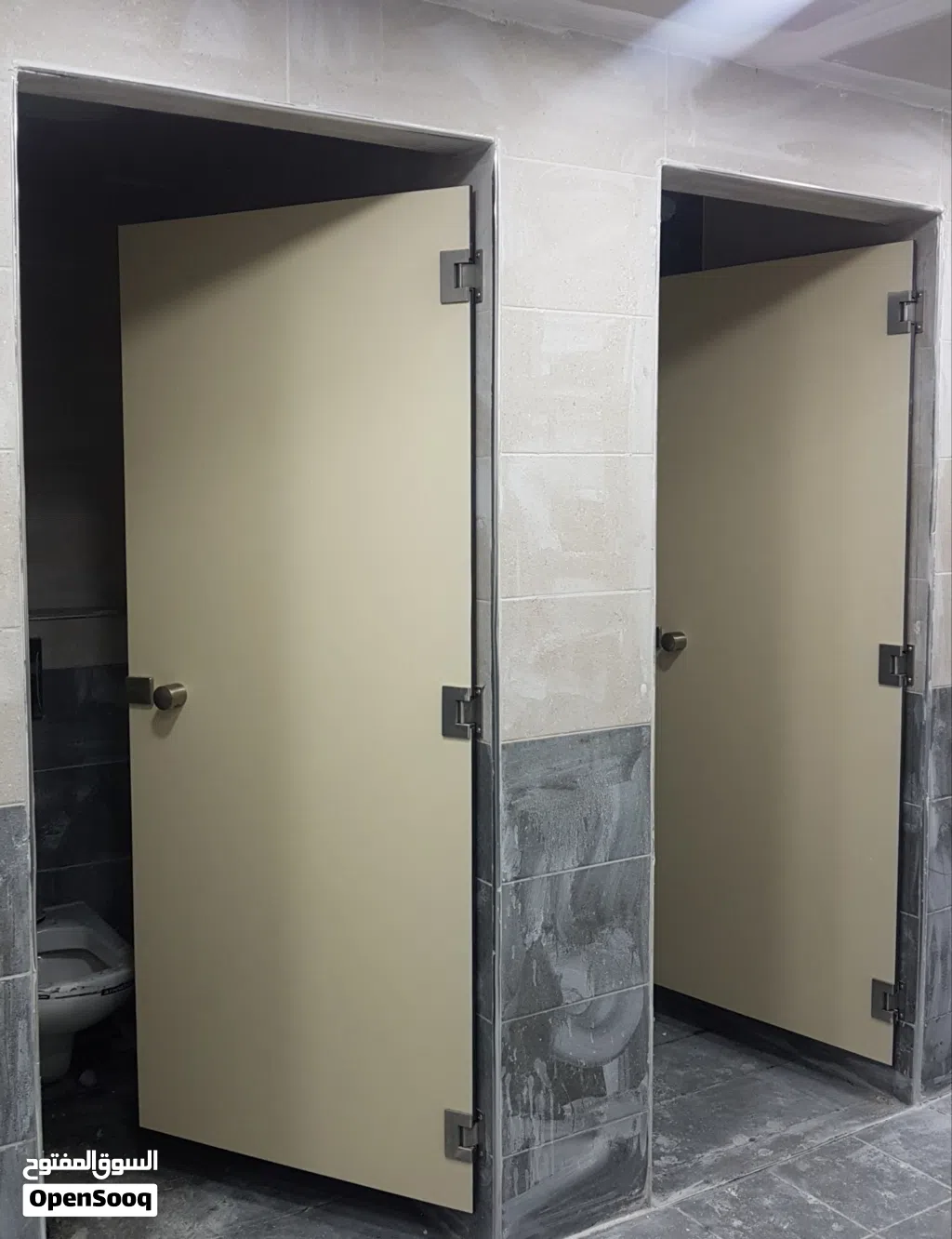 أبواب حمامات كومباكت لامينيت (للمستشفيات، المدارس، الجامعات، المصانع، النوادي، المولات...)