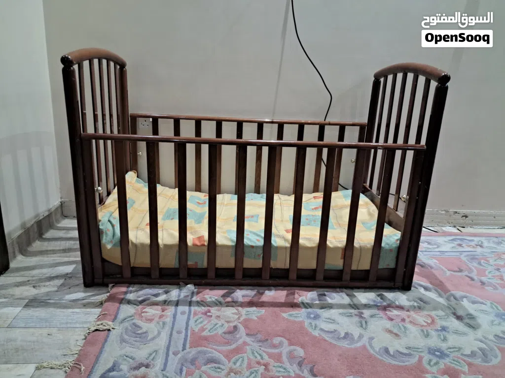 أغراض منزلية طاولات وسجاد وسرير اطفال