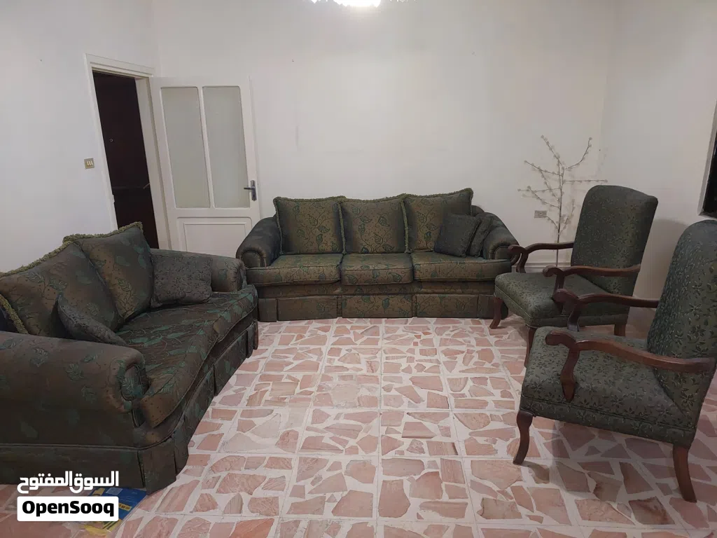 طقم كنب حلو للبيع بداعي تغيير العفش