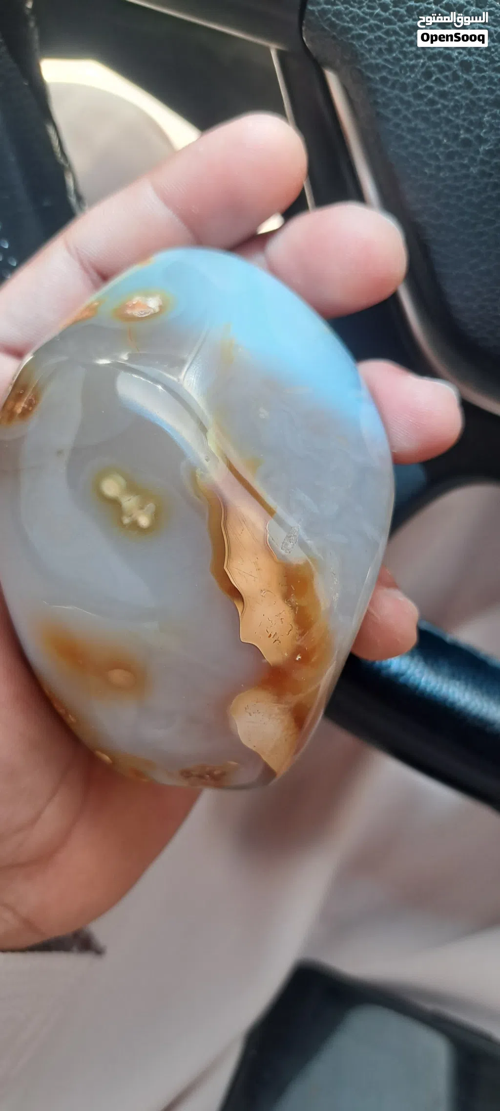 حجر عقيق سماوي وتوجد فيه اكثر من صور ع وشكل بعد القص للبيع