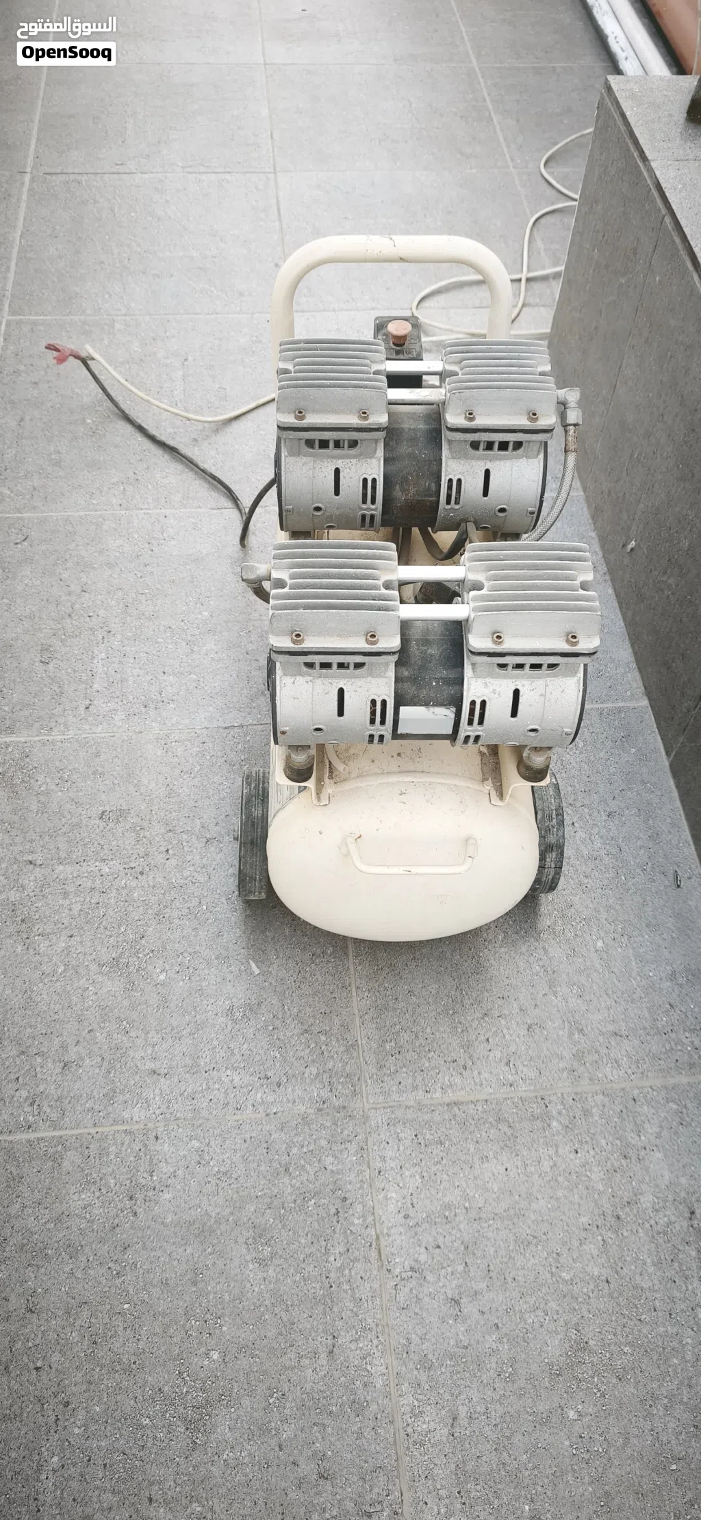 كمبريسر هواء صامت وبدون زيت (Oilless) بحجم 60 لتر بحالة ممتازة للبيع