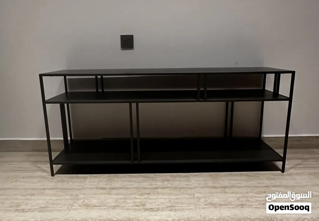 West Elm Profile Media Console 55” – مستورد أمريكي – معدن فاخر – حالة ممتازة مع خدش ب