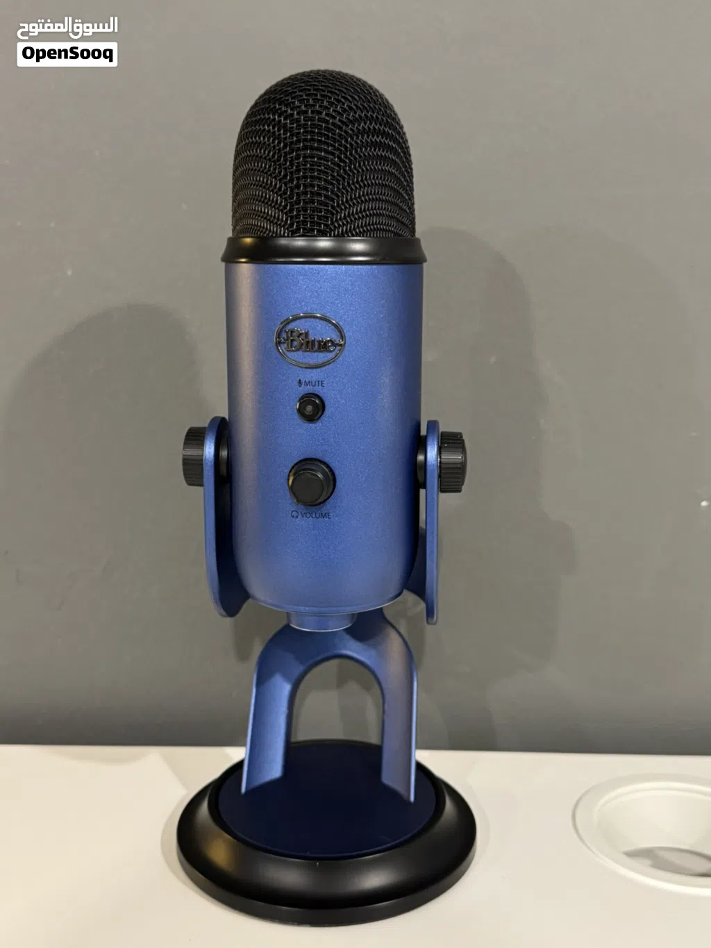 مايك Blue Yeti USB يدعم أنماط تسجيل متعددة مع مخرج سماعة وتحكم مباشر بالصوت والكتم، (بدون ارجاع) .