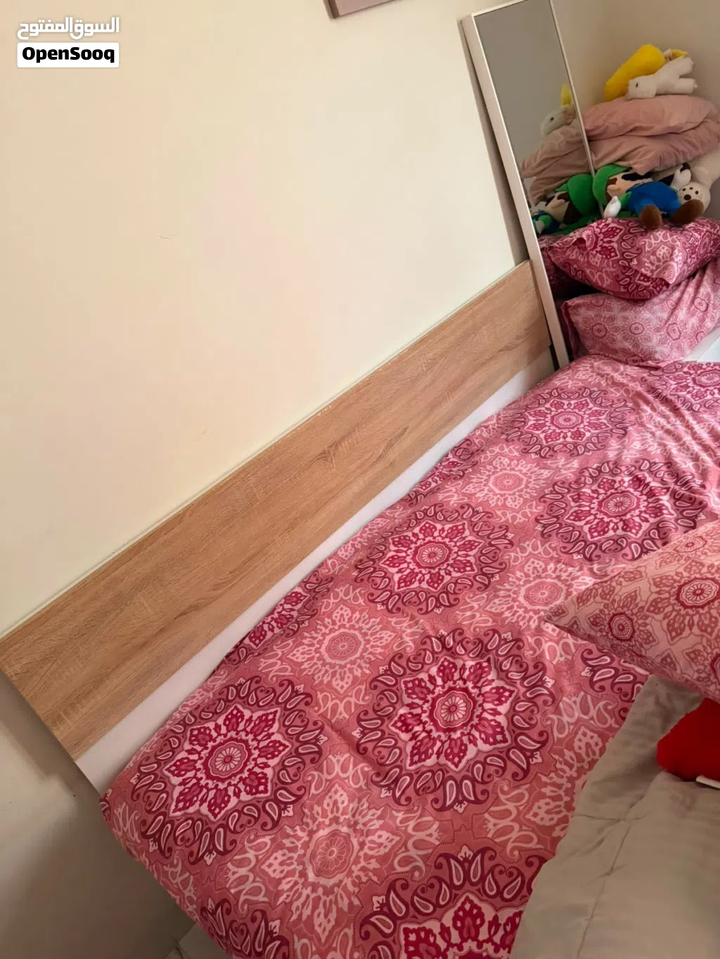 سرير بحالة ممتازه جدا للبيع مع الفرشه نظيفة جداً