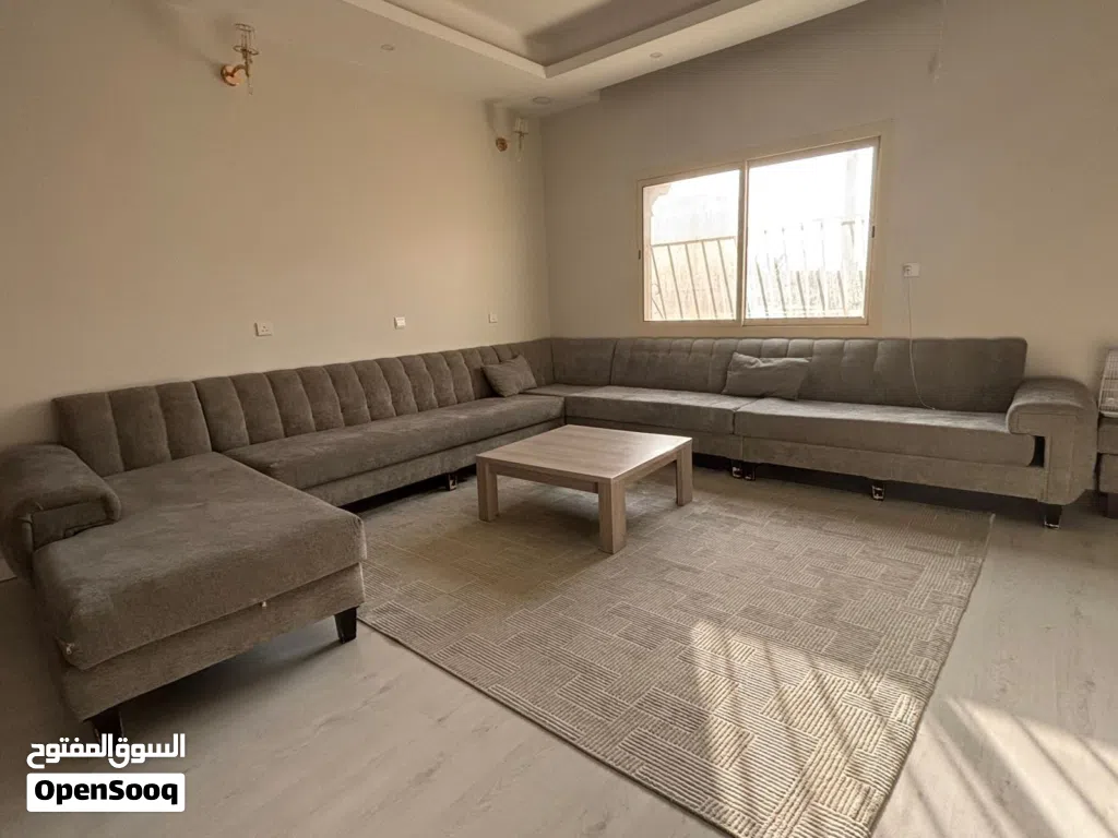 كنب جميل اخضر قماش كب اوتيلات استخدام سنتين فقط عيوبه بويه الارجل مقشره مافي اي شي