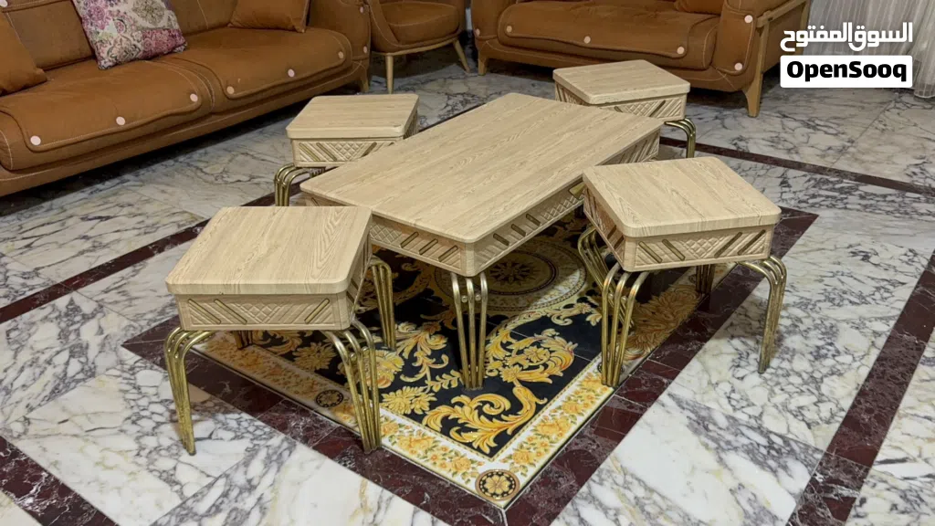 طاولة كبيرة مع 4 طاولات اخرى