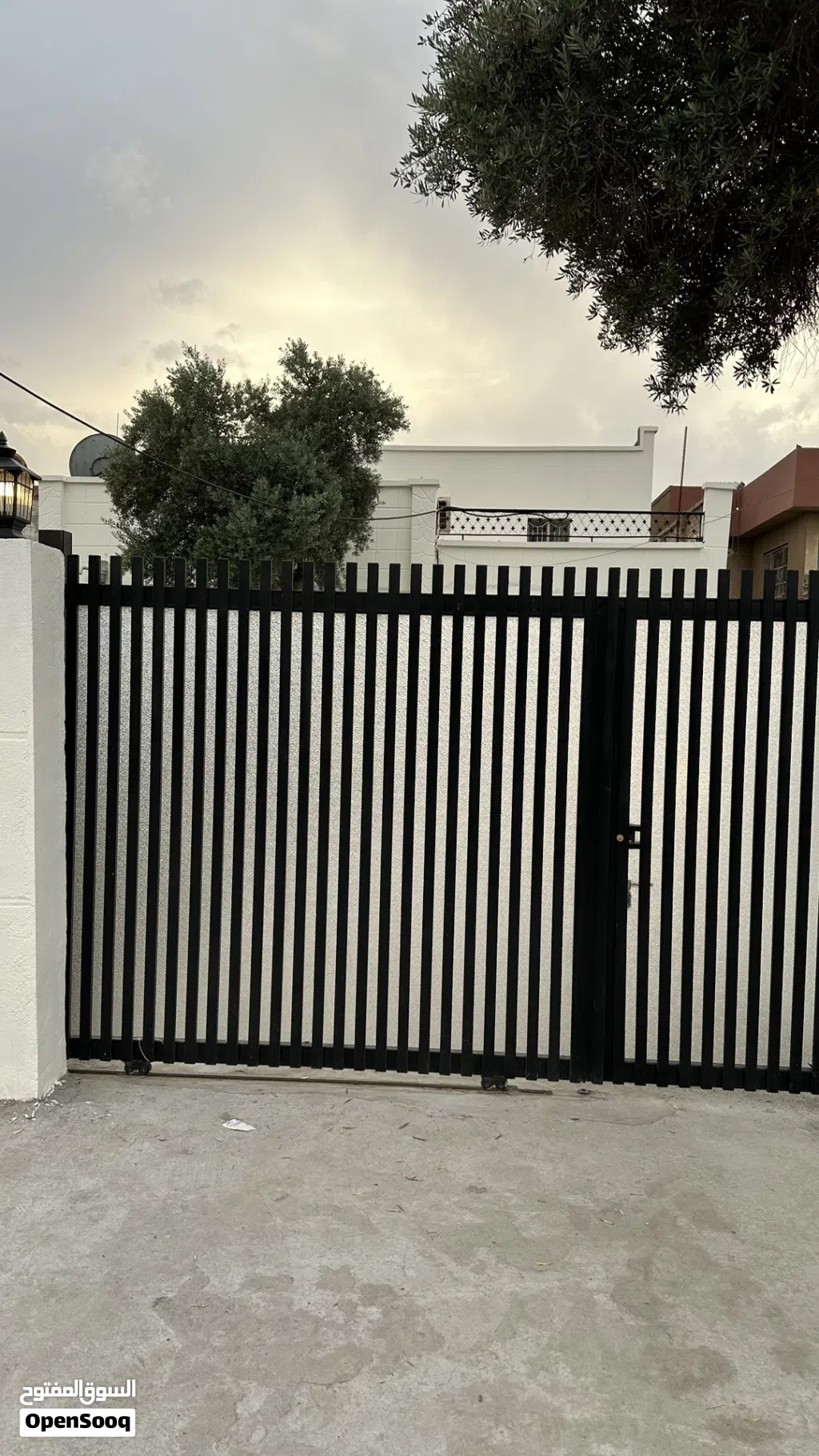 عقار 300م طابقين للايجار