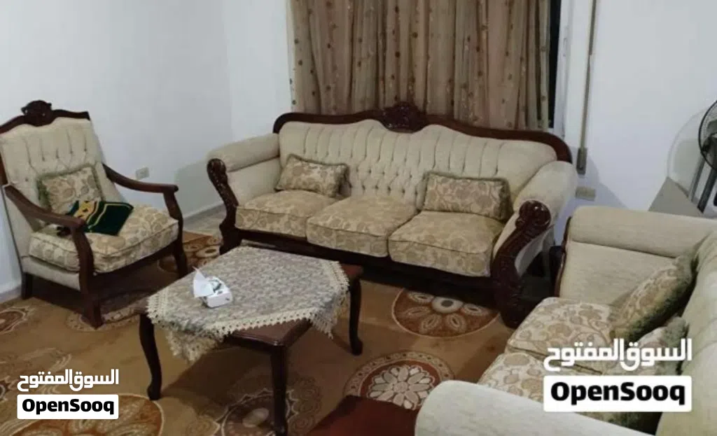 طقم كنب خشب ثقيل جدا 7 مقاعد ،، للبيع بداعي السفر ،، اضافة لاثاث بيت