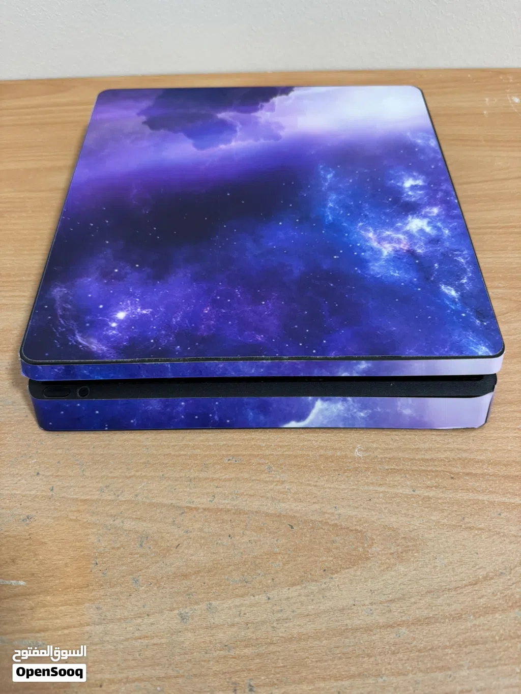 Ps4 slim جوده ممتازه مع شنطه جديده وكيبلات اصليه و جهاز تقليد جديد