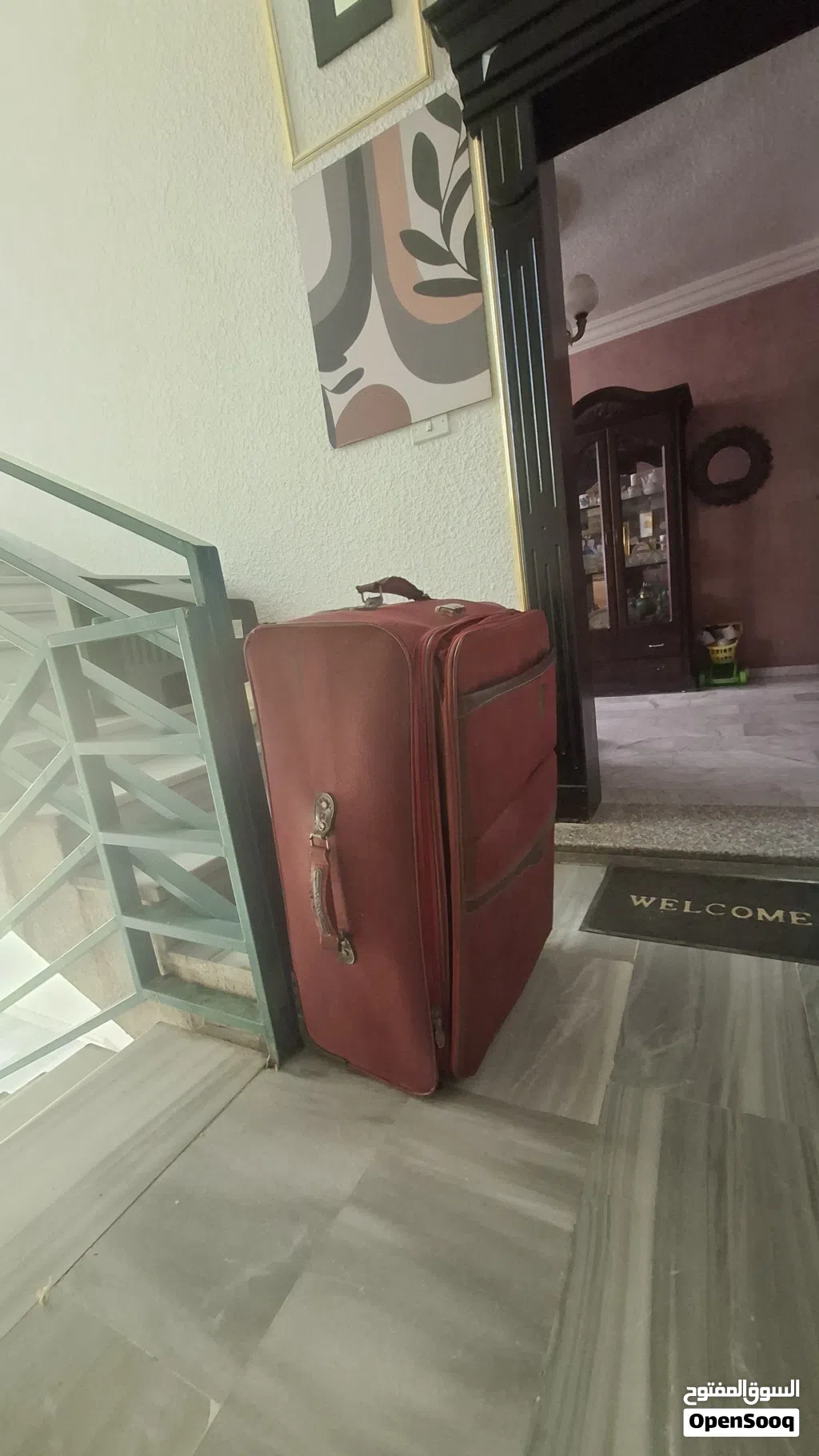 شنتة سفر كبيرة فيها فرط بزاوية واحدة ما بتأثر علاستخدام "علأكيد"حجم كبير و عملية جدا و قوية