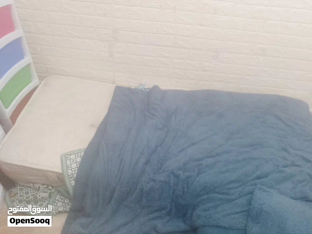 فرشات مستعمل خفيف 3اشهر فرشه بلون بني طبيه وفرشه بلون ابيض زمبركيه