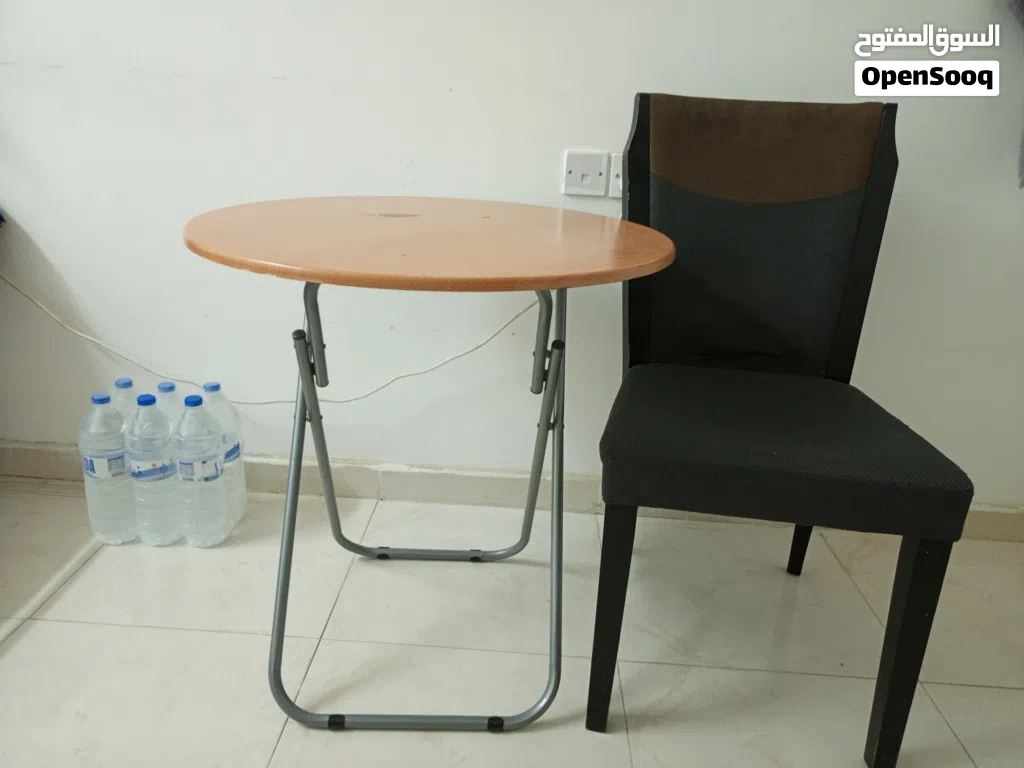طاولة وكرسي