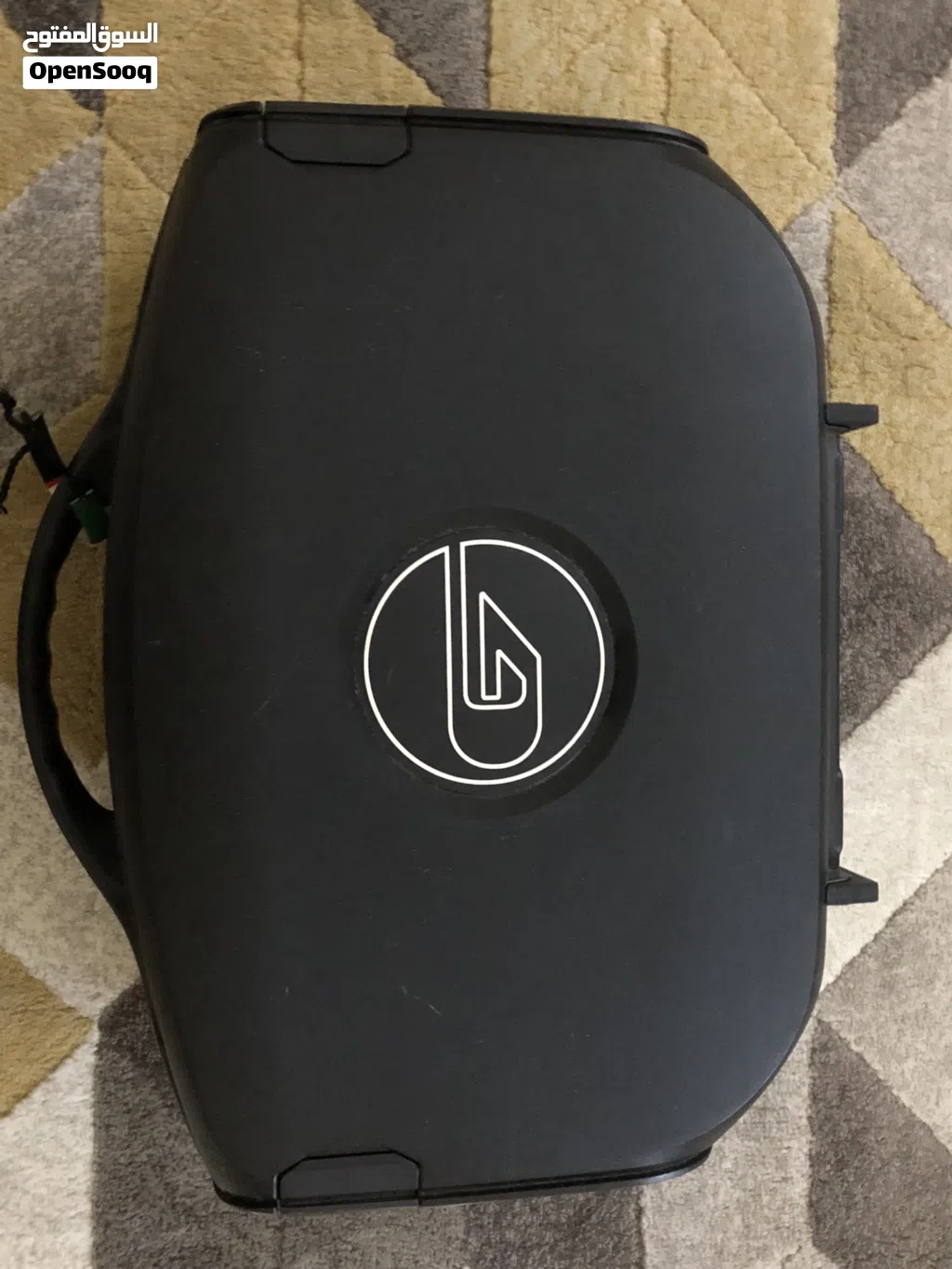 gaems vanguard personal gaming environment، وهو عبارة عن شاشة ألعاب محمولة مدمجة في حقيبة متينة.