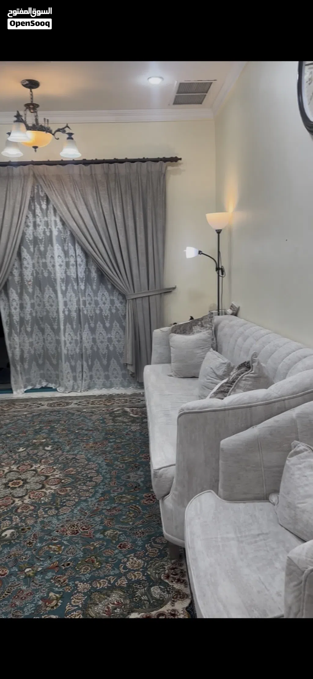 طقم كنب نظيف مع الستاير