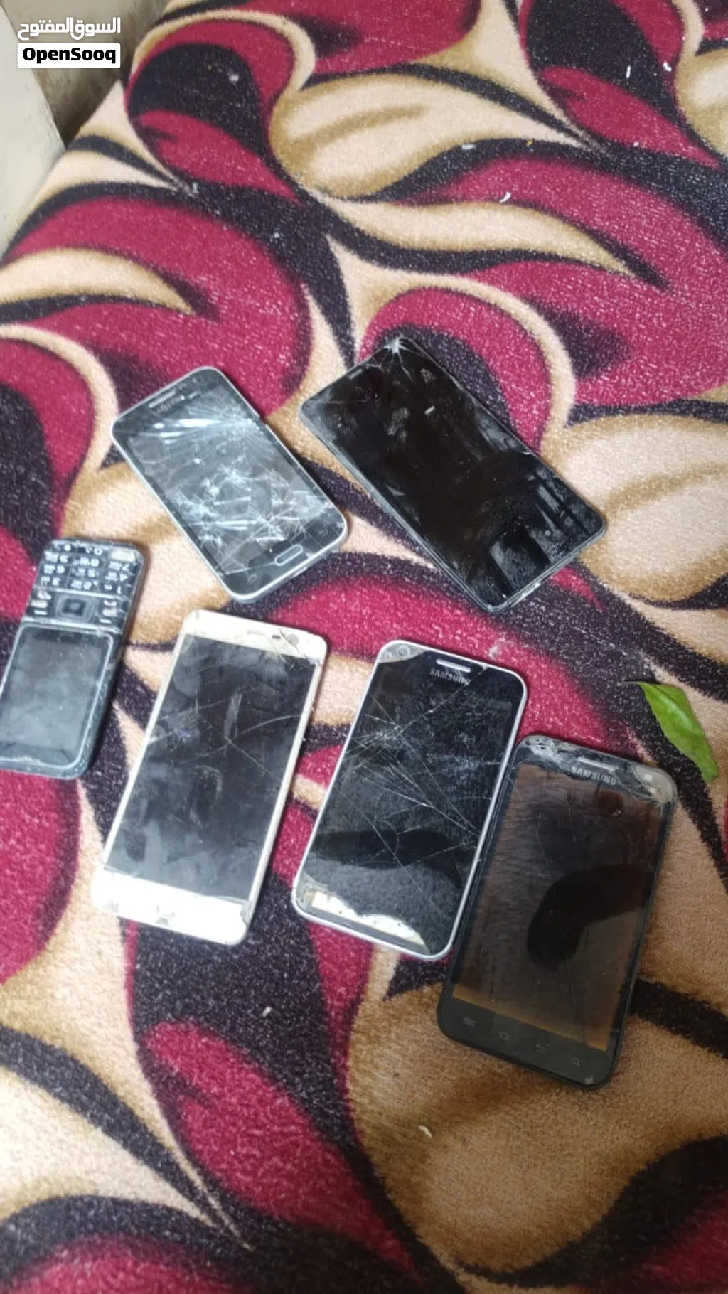 6 جوالات: 1 شغال يحتاج مدخل شحن + 5 قطع غيار