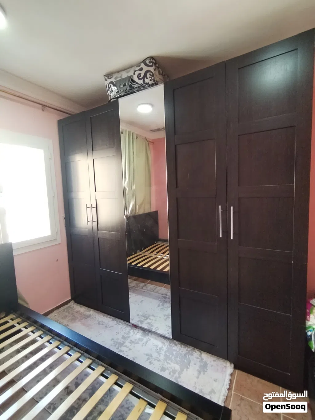 خزانة مع سرير و كمودينة و تسريحة صغيرة