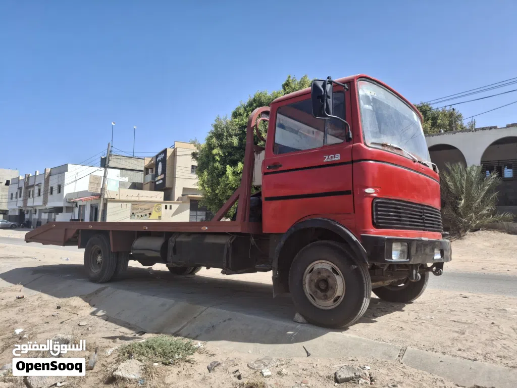 ساحبة مرسيدس 709 بحالة ممتازة للبيع بالقطعة