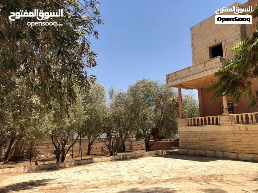 للبيع - بيت مستقل طابقين في منطقة القسطل طريق المطار بمساحة ارض 1044