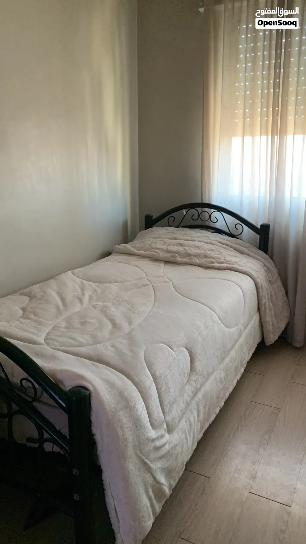 سرير عدد 2 حديد لون اسود بحالة جيدة للبيع التنين مع بعض