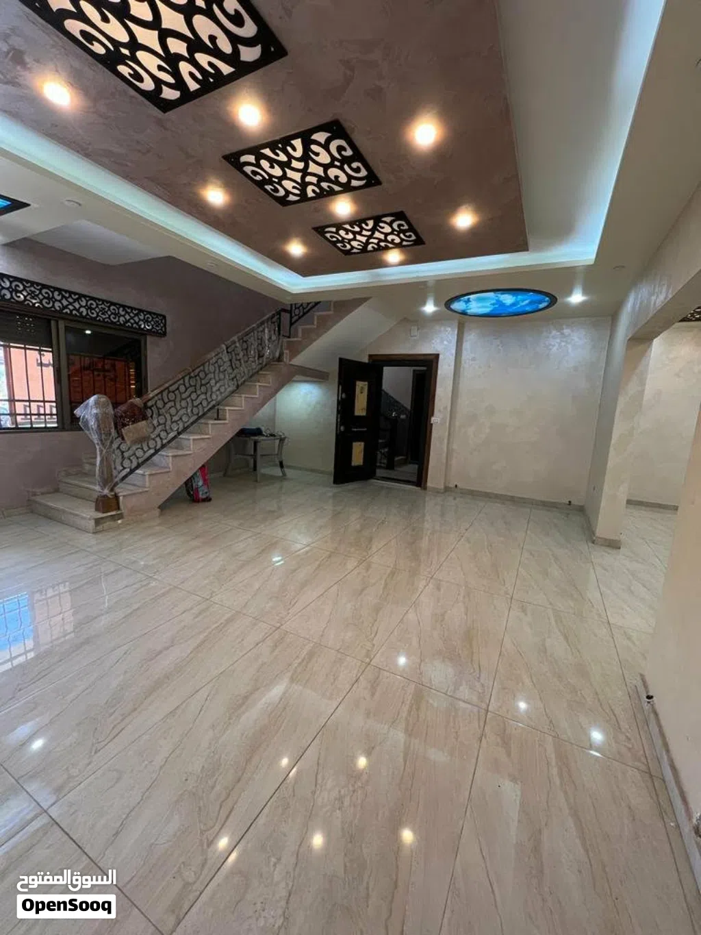 شقة طابقين عند دوار صحارى للبيع
