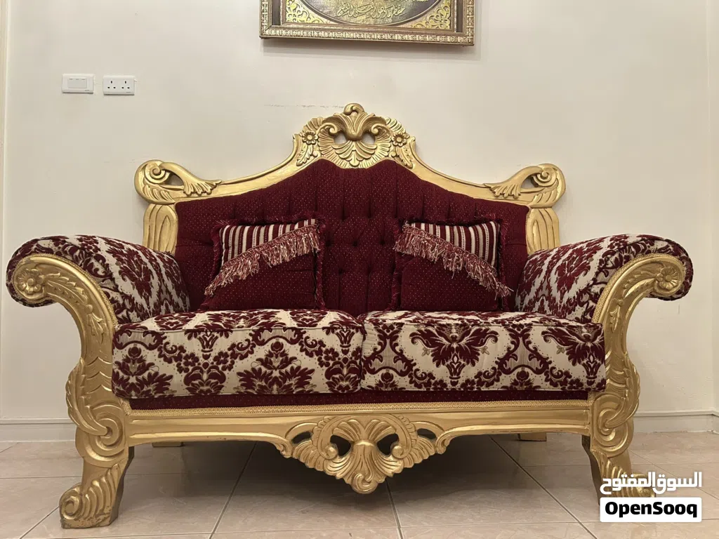 طقم كنب مجلس كلاسيكي فاخر مع الطاولات والمزهرية للبيع - جدة